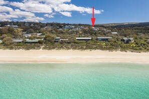 Beach - COSY TIMBER HOLIDAY HOME SET IN A BEAUTIFUL NATURAL BUSH SETTING (Eagle Bay)