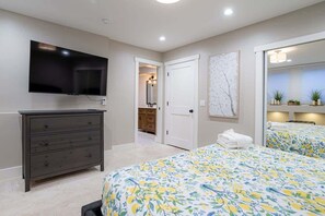2 bedrooms, iron/ironing board, free WiFi, bed sheets - Fremont Haven: Bright, Comfortable & Central (Seattle)