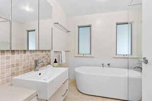 Bathtub, rainfall showerhead, free toiletries, hair dryer