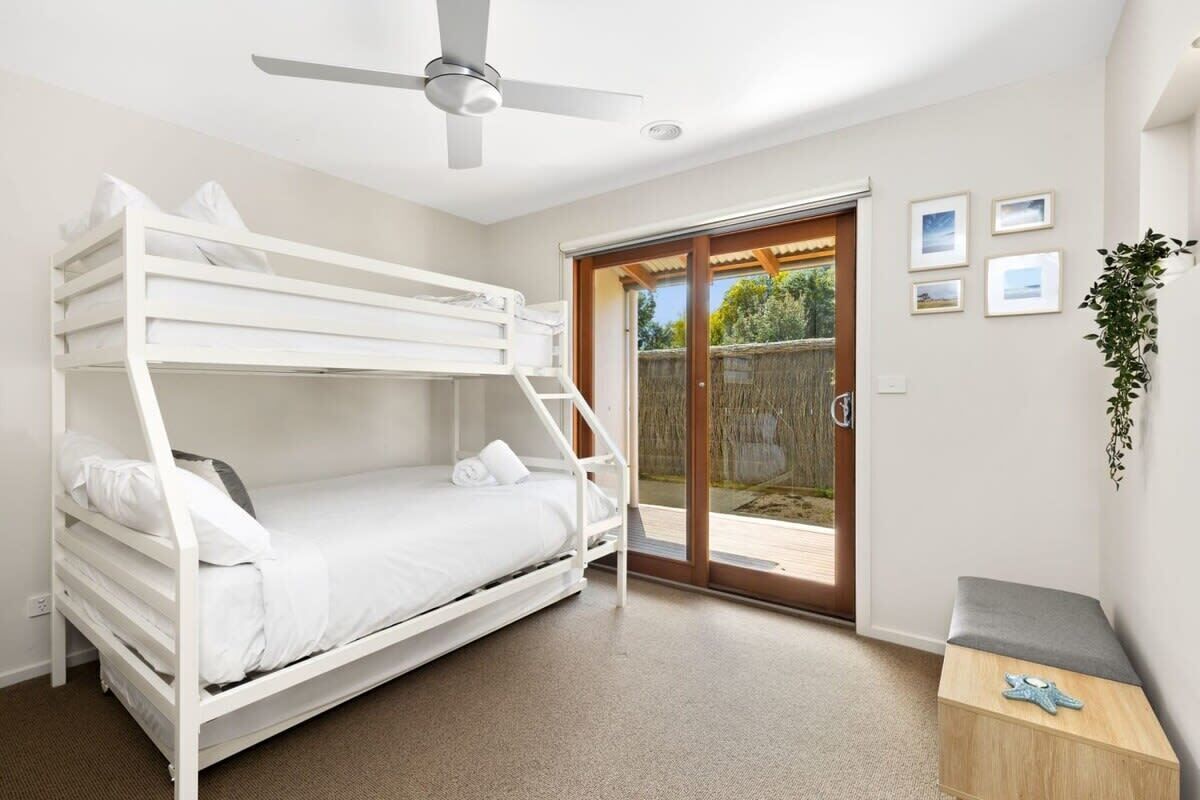 4 bedrooms, desk, iron/ironing board, travel crib