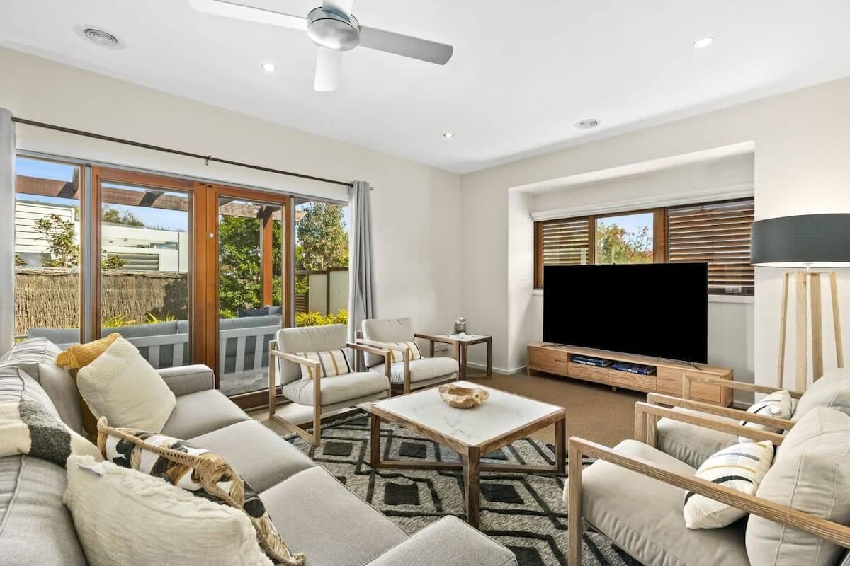 TV, fireplace, Netflix, streaming services