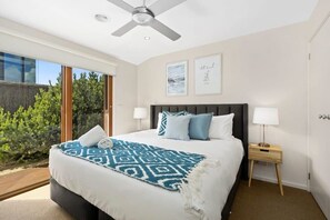 4 dormitorios, escritorio, tabla de planchar con plancha y cuna de viaje