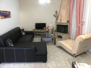 Télévision, cheminée, chaßne hi-fi