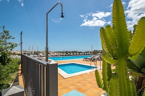 Alberca al aire libre y alberca climatizada