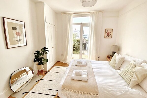4 Schlafzimmer, Schreibtisch, Bügeleisen/Bügelbrett, Reisekinderbett