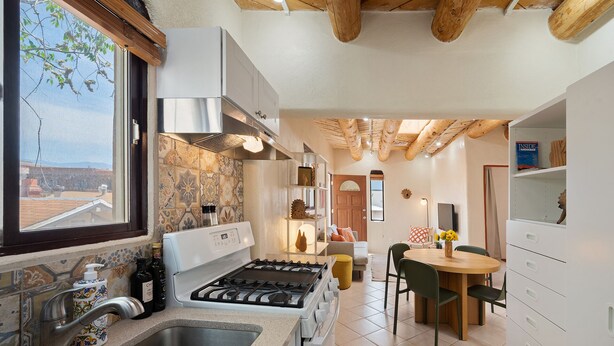 Coffee/tea maker, fridge, microwave, oven - Joyful and Bright 2B in Heart of Railyard District (Santa Fe)