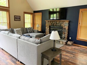 Smart TV, chimenea, futbolito y libros