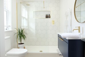 Dusche, Haartrockner, Handtücher, Shampoo