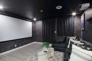 Una Smart TV, una chimenea, un reproductor estéreo