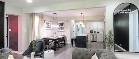 Smart-TV, Kamin, Stereoanlage