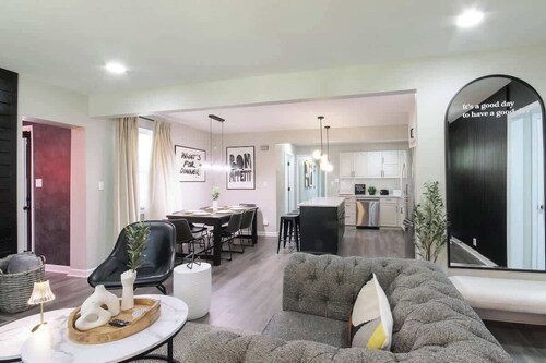 The Cola White House | Sleeps 16 | 7 minutes to DT