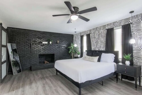 The Cola White House | Sleeps 16 | 7 minutes to DT