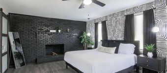 The Cola White House | Sleeps 16 | 7 minutes to DT