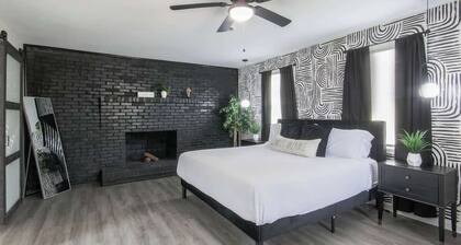 The Cola White House | Sleeps 16 | 7 minutes to DT