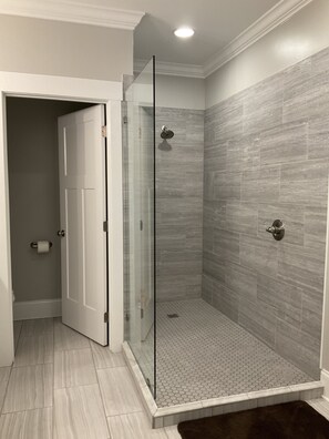 Duschwanne, Handtücher, Seife, Toilettenpapier