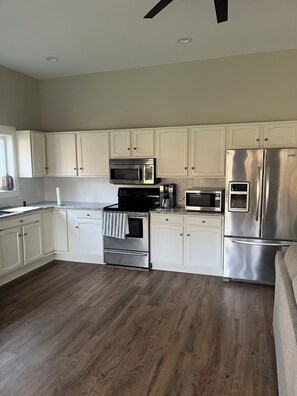 Fridge, oven, stovetop, dishwasher