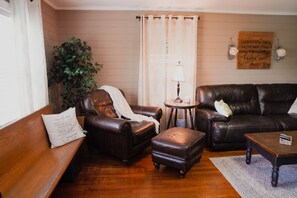 Una Smart TV, un reproductor de DVD, libros, una videoteca