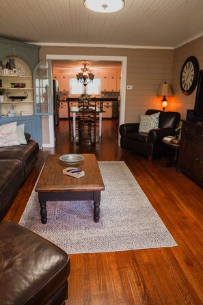 Una Smart TV, un reproductor de DVD, libros, una videoteca