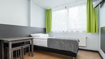 Una habitación moderna con una cama, un escritorio y una silla.