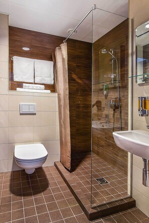 Douche, séchoir à cheveux, serviettes fournies, savon