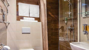 Douche, sĂšche-cheveux, serviettes fournies, savon