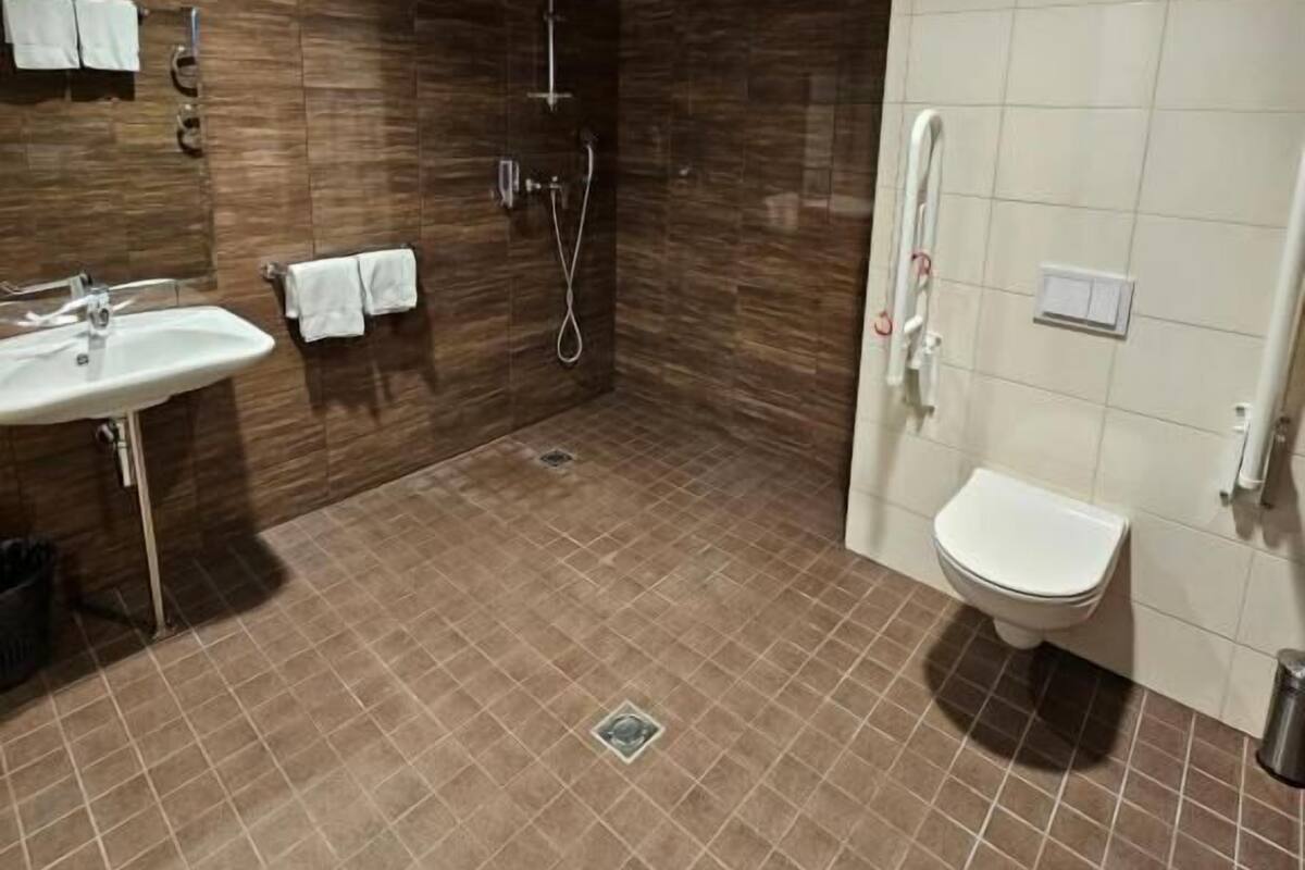 Twin Room, Mobility Accessible | WiFi (free), bed sheets