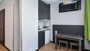 Frigorífico pequeño, microondas, placa de cocina y hervidor eléctrico