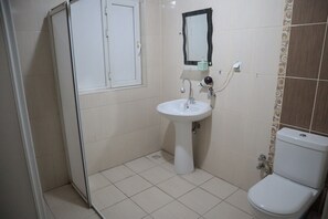 Shower, rainfall showerhead, slippers, towels - Hotel Serkan (Isparta)