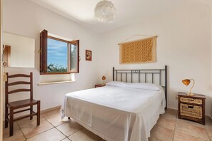 8 chambres, fer et planche à repasser, accès à Internet, literie fournie