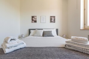 4 bedrooms, iron/ironing board, internet, bed sheets