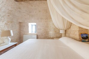 4 bedrooms, iron/ironing board, Internet, bed sheets