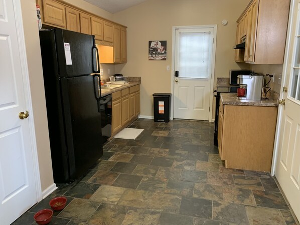 Fridge, microwave, oven, stovetop - Long Term Stays Starting @ $2,900. (Tuscaloosa)