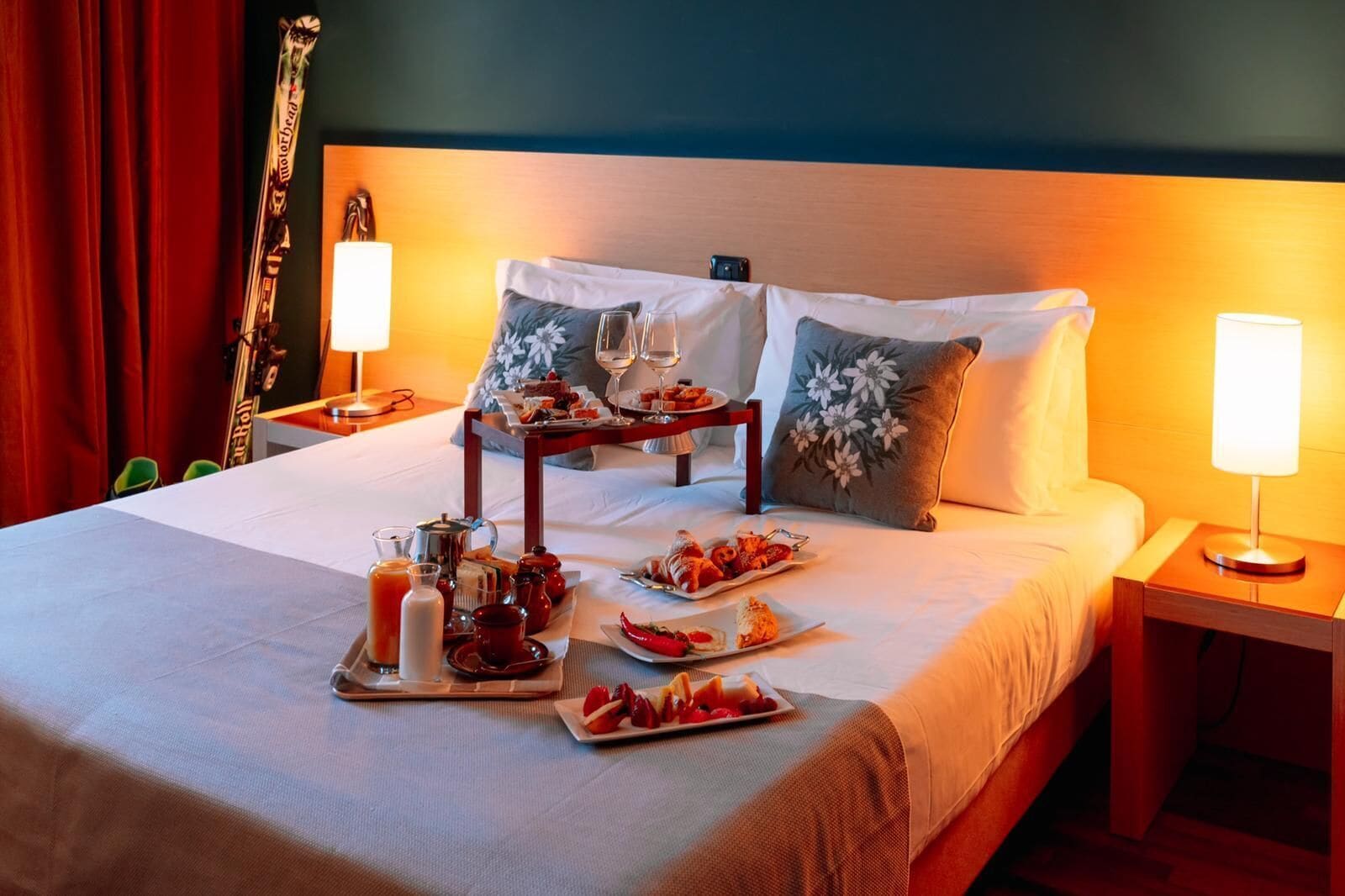 Minibar, desk, laptop workspace, free WiFi