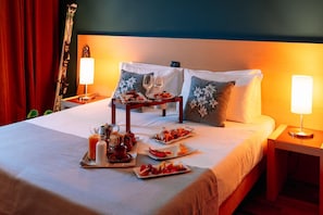 Minibar, desk, laptop workspace, free WiFi