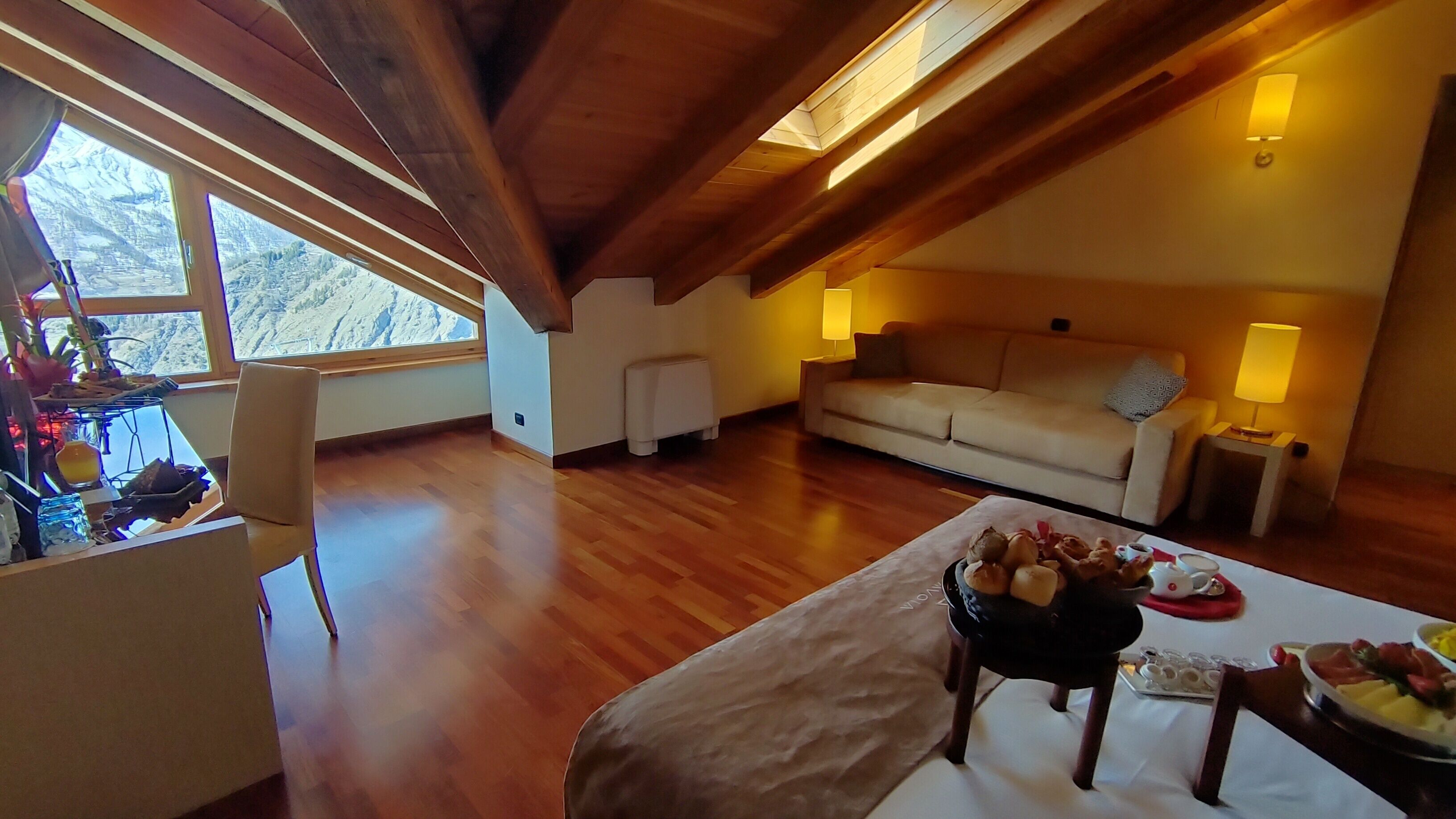 Minibar, bureau, espace de travail pour ordinateur portable