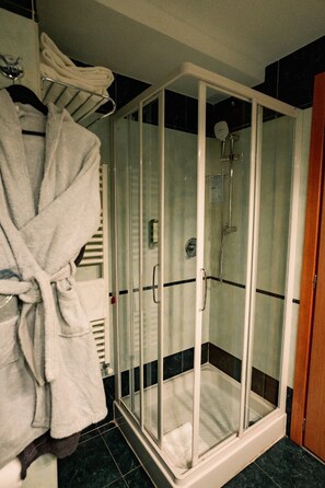 Shower, rainfall showerhead, hair dryer, bidet - Savoia Mountain – Il Resort nel Bosco  (Bardonecchia)