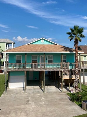Exterior - Sandy Feet Retreat!! Only 800 feet to the beach w/ elevator and sleeps 12 (Bolivar Peninsula)