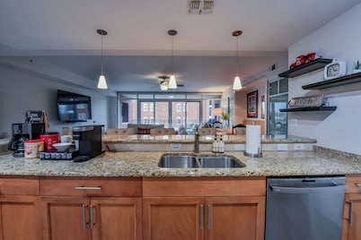 Crimson Chimes - Book for Football - walk to stadium, coliseum and more!