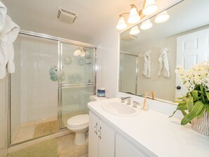 Douche, sèche-cheveux, serviettes fournies