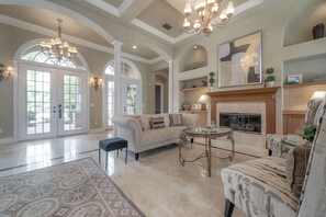 Smart TV, chimenea y oficina 