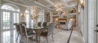 Waterfront Luxury Stay-Pool-Hot Tub-Kayaks & Sunset Views on Lake Magdelene