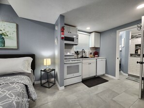 Kjøleskap, mikrobølgeovn, ovn og kokeplater