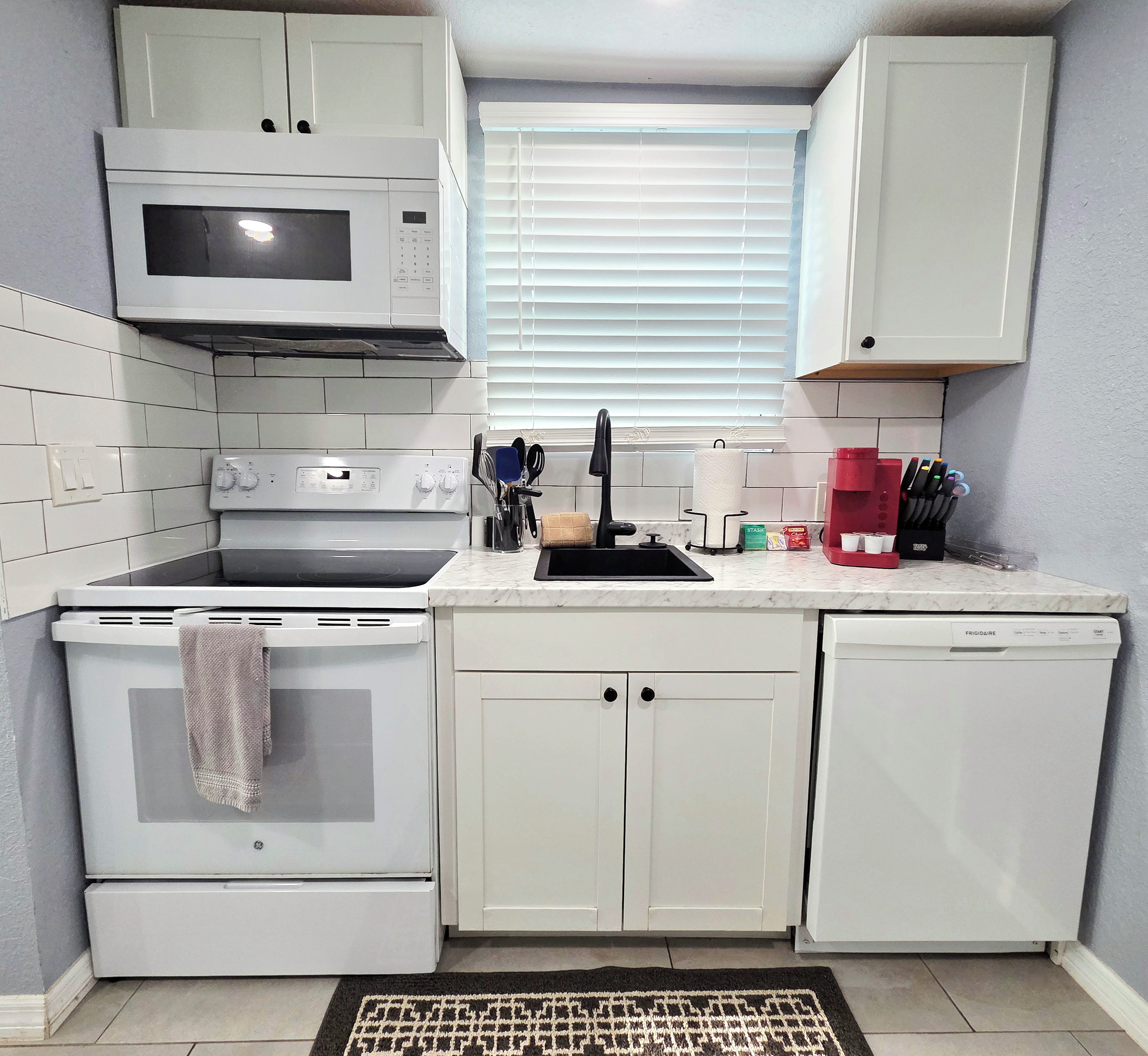 Coffee/tea maker, fridge, microwave, oven