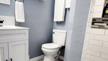 Douche, sĂšche-cheveux, serviettes fournies, savon