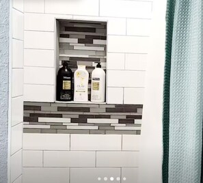 Dusj, hårføner, håndklær og såpe