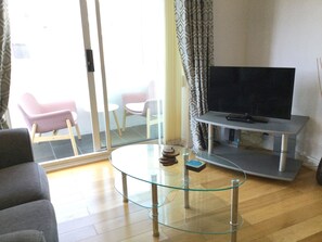 Fernseher, DVD-Player, Bücher