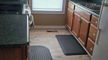 Een koelkast, een magnetron, een oven, een kookplaat