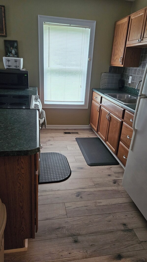 Frigorifero, microonde, forno, piano cottura