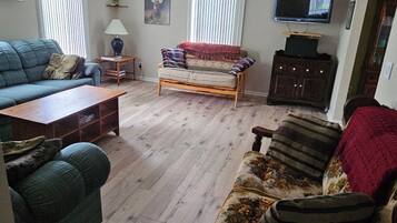 Een smart-tv en een computerscherm