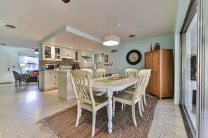 Dining - Heated pool, Very Kid and Dog Friendly & steps to the beach (Ormond Beach)